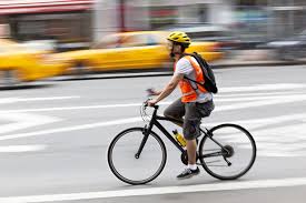 Le port du casque obligatoire à vélo revient dans le débat